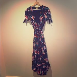 Short sleeved floral patterned maxi wrap dress